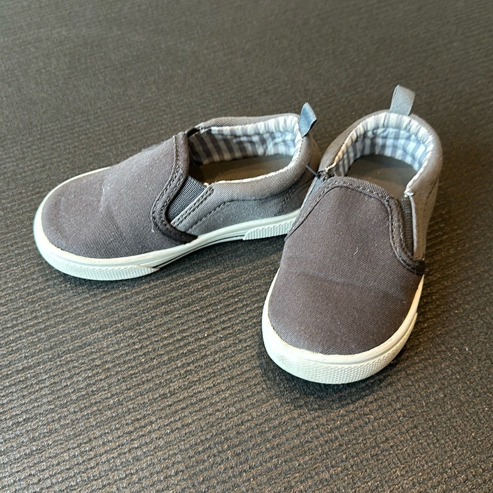 Carters Simple Joy toddler shoes size 7 m